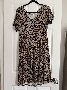 Leopard Print V-Neck Short Sleeve Dress in Tan and Black